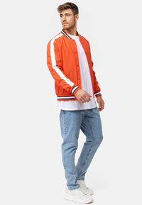 INDICODE JEANS ÜBERGANGS INGILLIAN - Bomberjakke - cherry tomato