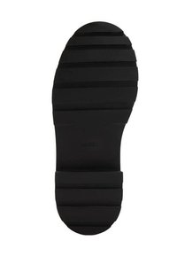 Suola di scarpa in gomma nera con righe orizzontali per la trazione, caratterizzata da una punta arrotondata e una finitura liscia. Contrassegnata con il logo "MNG".