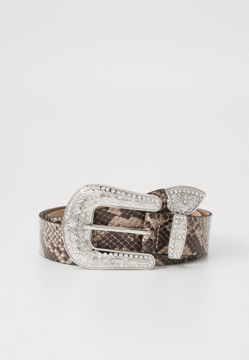 Ceinture en peau de serpent brune avec une boucle ornée en argent, présentant des gravures et des embellissements complexes avec des strass, texture lisse.