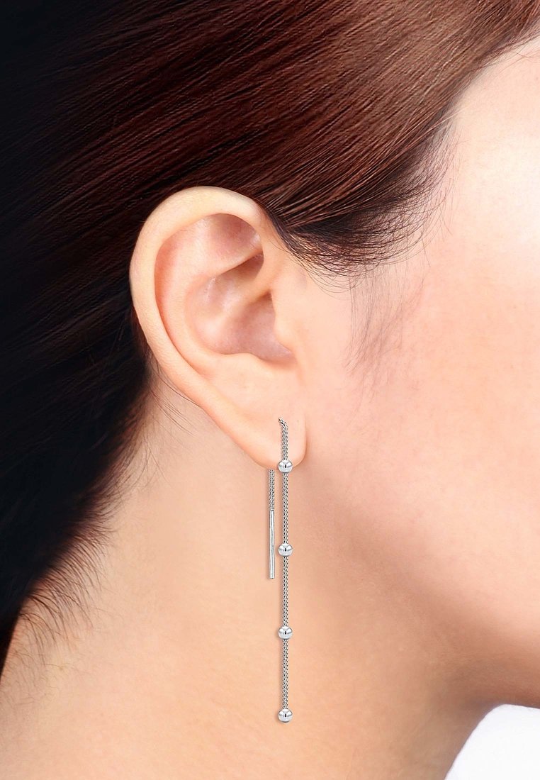 Pendientes de plata con una larga cadena, que presentan pequeños acentos esféricos y una barra recta, suspendidos elegantemente por debajo del lóbulo de la oreja.