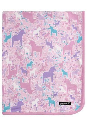 Katoenen dekentje met een veelkleurig patroon van abstracte paarden in roze, paars en blauw op een lichtroze achtergrond, met een roze rand.