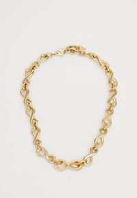 Gouden ketting met schakels die elkaar verbinden, met een gladde, gepolijste textuur. Veilige sluiting met driehoekig accentdetail.