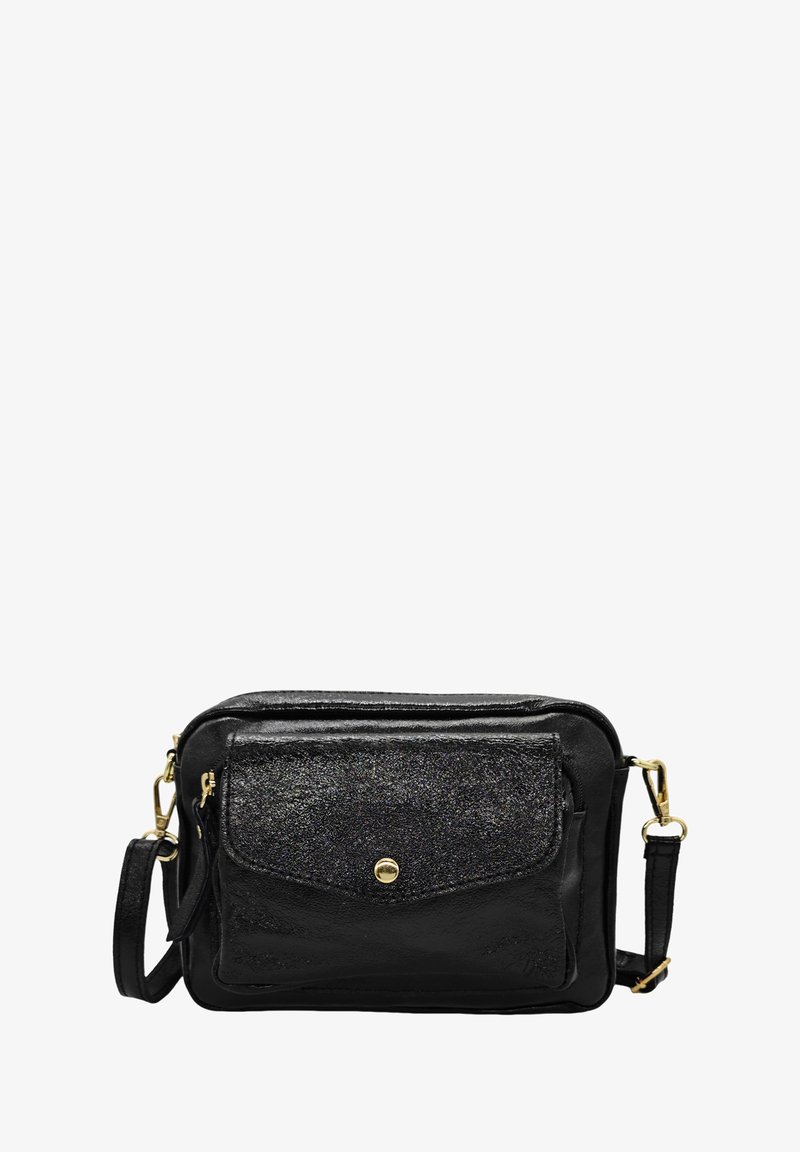 Sac en cuir noir avec une poche avant texturée, quincaillerie dorée, bandoulière réglable et deux compartiments zippés.