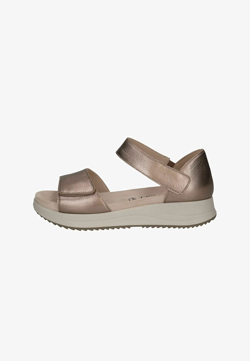 Sandales en cuir bronze avec deux larges brides et une bride réglable. Semelle légère avec une prise texturée et une légère élévation du talon.