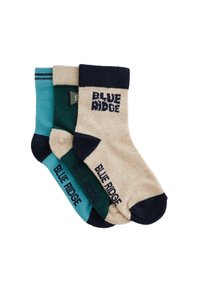 Tre par sokker: en teal med en blå stripe, en mørkegrøn og en beige med "BLUE RIDGE" i marineblå. Strikket tekstur hele vejen igennem.