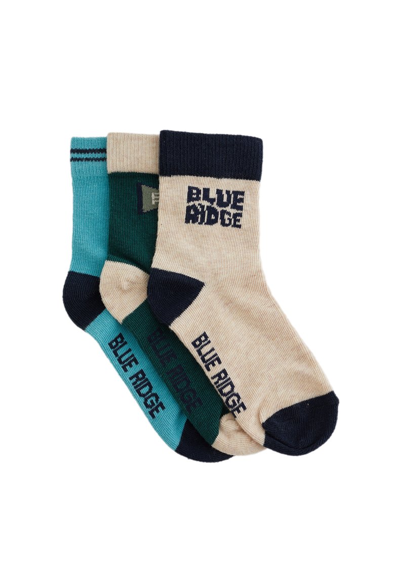 Tre par sokker: en teal med en blå stripe, en mørkegrøn og en beige med "BLUE RIDGE" i marineblå. Strikket tekstur hele vejen igennem.