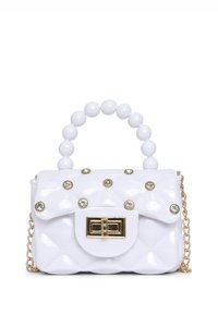Borsa a tracolla in patente bianco trapuntato con manico superiore in perline, hardware dorato e decorazioni in gemme trasparenti sui pattini.