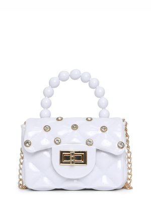 Biała torebka z miękkiej, lakierowanej skóry, pikowana, z koralikowym uchwytem u góry, złotymi elementami oraz przezroczystymi kamieniami ozdobnymi na klapie.