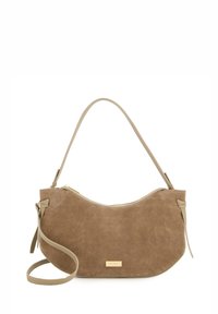 Brun ruskinds skuldertaske med en buet form, en glat læderrem og detaljer i guldhardware. Inkluderer en lynlåslukning og dekorerende snore.