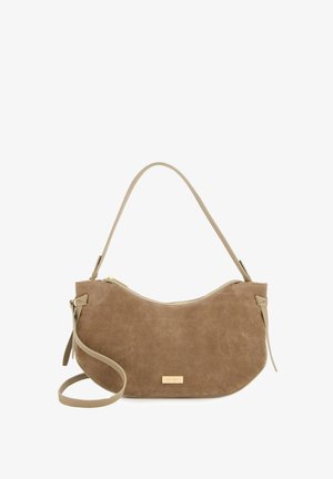 Hnědá semišová kabelka na rameno s zakřiveným tvarem, hladkým koženým popruhem a zlatými kovovými detaily. Obsahuje zipové zapínání a akcentové šňůrky.