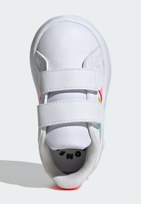 Biele tenisky s suchým zipsom, hladký syntetický zvršok, zaoblená špička, svieže akcenty po stranách a textilná podšívka.