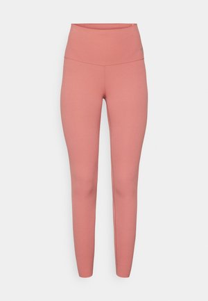 Leggings rosas de talle alto fabricados con material elástico, que cuentan con una textura suave y un diseño ajustado sin patrones o herrajes visibles.