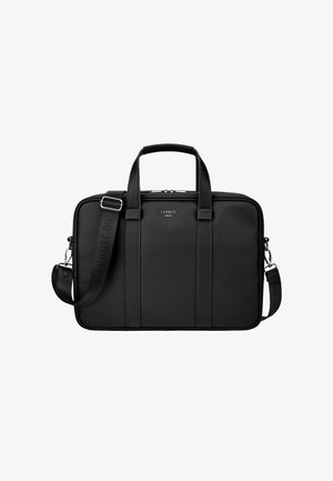 Čierna textúrovaná kožená aktovka s hornými rúčkami, nastaviteľným ramenným popruhom a logom "Cerruti 1881" v strede prednej strany.