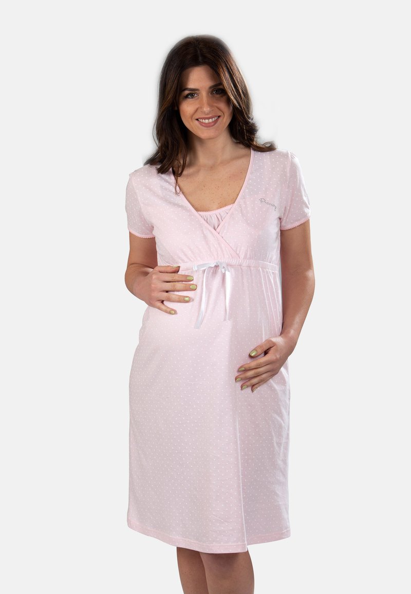 Camicia da notte rosa corta con pois, maniche corte e design avvolgente, con un nastro in vita e una texture di tessuto morbido.