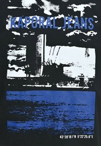 Černé tričko z látky s modro-bílým grafickým potiskem abstraktních tvarů, s nápisem "KAPORAL JEANS" nahoře v modré barvě.
