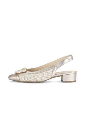 Slingback-Schuh in Gold und Creme mit gewebter Textur, rund zulaufender Spitze, metallischen Akzenten und niedrigem Blockabsatz. Dekorativer Schleifendetail vorne.