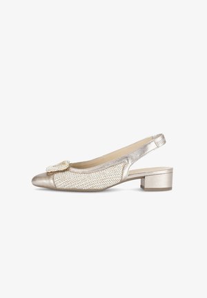 Slingback-Schuh in Gold und Creme mit gewebter Textur, rund zulaufender Spitze, metallischen Akzenten und niedrigem Blockabsatz. Dekorativer Schleifendetail vorne.