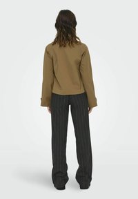 ONLY ONLAPRIL LIFE SHORT TRENCHCOAT - Korte frakker - toasted coconut