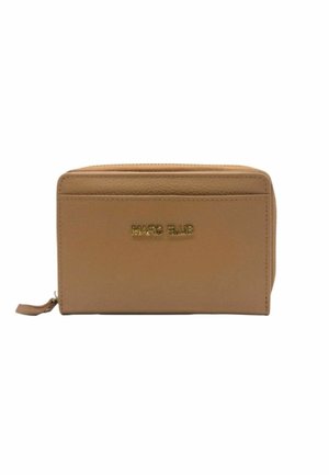 Portafoglio in pelle color cuoio con cerniera, tasca frontale a fessura e logo Marc Ellis dorato su sfondo bianco.