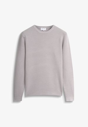 Lichtgrijze textuur gebreide crewneck trui met lange mouwen en ribgebreide boorden en zoom, plat gelegd op een witte achtergrond.
