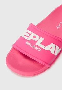 Rosa gummisandal med en bred rem med hvid "PLAY MILANO" tekst. Sålen har et struktureret mønster for ekstra greb.