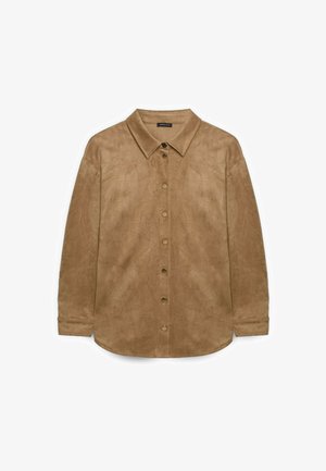 Braunes Langarmhemd aus Wildleder mit spitzem Kragen und sechs Druckknöpfen vorne, vor weißem Hintergrund präsentiert.