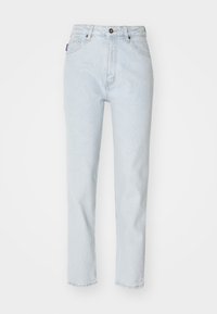 Jeans de mezclilla azul claro con corte recto, que cuentan con un cierre frontal, botón de metal y cinco bolsillos. La tela tiene una textura deslavada y usada.