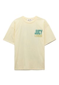 Lys gul bomulds t-shirt med kortærmet design. Frontprintet har teksten "JUICY LEMON" i grøn og gul typografi.