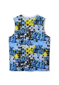 Top senza maniche con una stampa di graffiti vivace, prevalentemente blu e gialla, con accenti neri e uno sfondo testurizzato di un muro di mattoni.