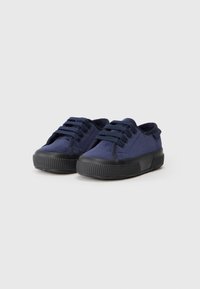 Pantofi din pânză bleumarin cu tălpi din cauciuc negru, având un design cu șireturi și o textură moale, potriviți pentru purtarea zilnică.