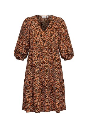 Robe courte à imprimé animalier orange et noir, encolure en V, manches trois-quarts bouffantes, taille froncée et jupe à volants.