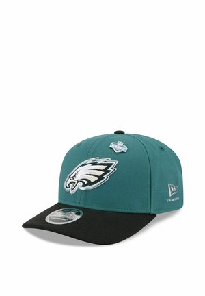 Türkis-schwarze Kappe mit Philadelphia Eagles Logo, NFL Draft Pin vorne und New Era Logo an der Seite, schräg gestellt, um Vorder- und rechte Seite zu zeigen.