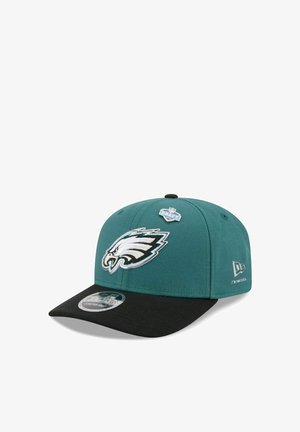 Türkis-schwarze Kappe mit Philadelphia Eagles Logo, NFL Draft Pin vorne und New Era Logo an der Seite, schräg gestellt, um Vorder- und rechte Seite zu zeigen.