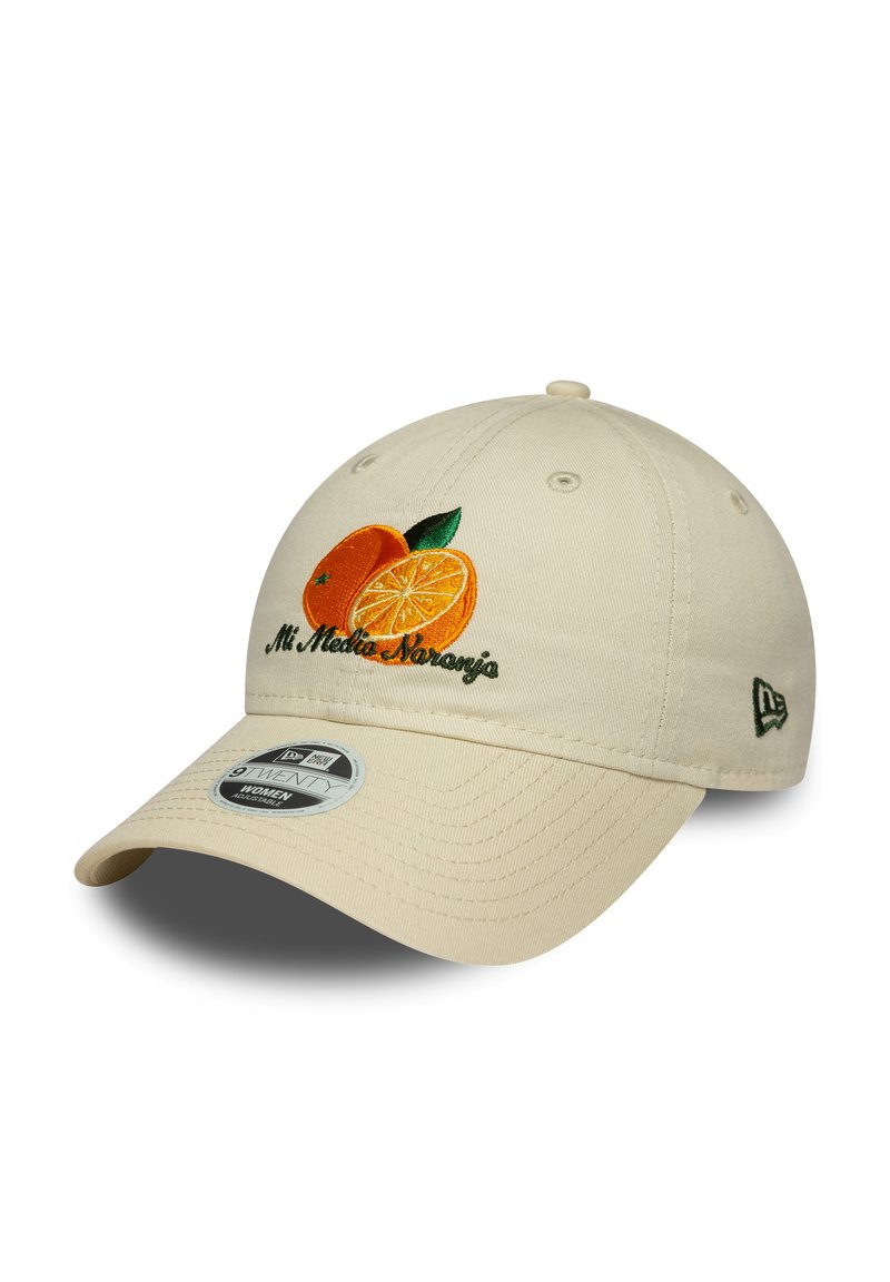 Beige honkbalpet van katoen met geborduurde oranje afbeeldingen en groene tekst. Gebogen klep en verstelbare riem aan de achterkant.