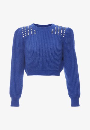 Pulover tricotat albastru cu un design scurtat, textură ciuruită, mâneci lungi și ținte argintii pe umeri pentru un detaliu suplimentar.