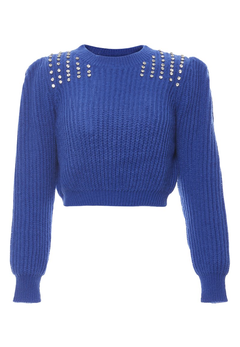 Sininen neulottu villapaita, jossa on lyhennetty malli, ribattu pinta, pitkät hihat ja hopeiset niitit olkapäillä lisäämässä yksityiskohtia.