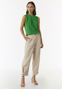 comma EXTENSIBLE DE COUPE BOULE À DÉTAIL BOUTONNÉ - Broek - beige