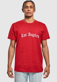 Mister Tee LOS ANGELES WORDING TEE - Marškinėliai su spaudiniu - burgundy