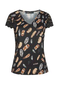 T-shirt noir à col en V avec un motif de plumes en beige, gris et rouille. Les manches courtes en dentelle ajoutent de la texture à la conception.