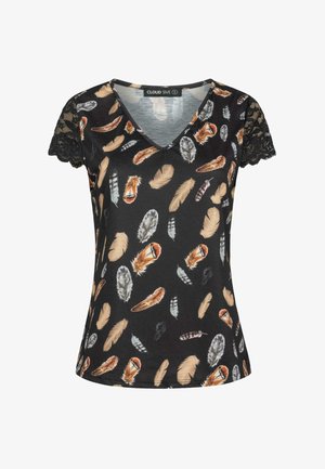 Fekete V nyakú póló, bézs, szürke és rozsdabarna tollmintával. Csipkés rövid ujjai textúrát adnak a dizájnhoz.