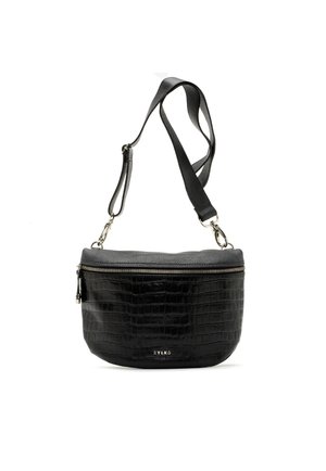 Czarna torebka na ramię z fakturą krokodyla, srebrnym zamkiem błyskawicznym, regulowanym skórzanym paskiem oraz małym srebrnym logo marki na przodzie.