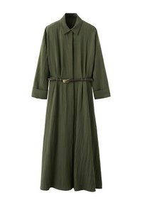 Dlouhý olivově zelený šaty s límečkem do špičky a tenkým hnědým pásem, který zdůrazňuje pas.