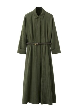 Haljina dugih rukava maslinasto zelene boje s šiljastim ovratnikom i tankim smeđim remenom koji naglašava struk.