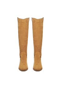 Wysokie, skóropodobne brązowe botki z gładką fakturą, okrągłym noskiem i ozdobnym przeszyciem na górze. Zaprojektowane do dopasowanego noszenia na nodze.