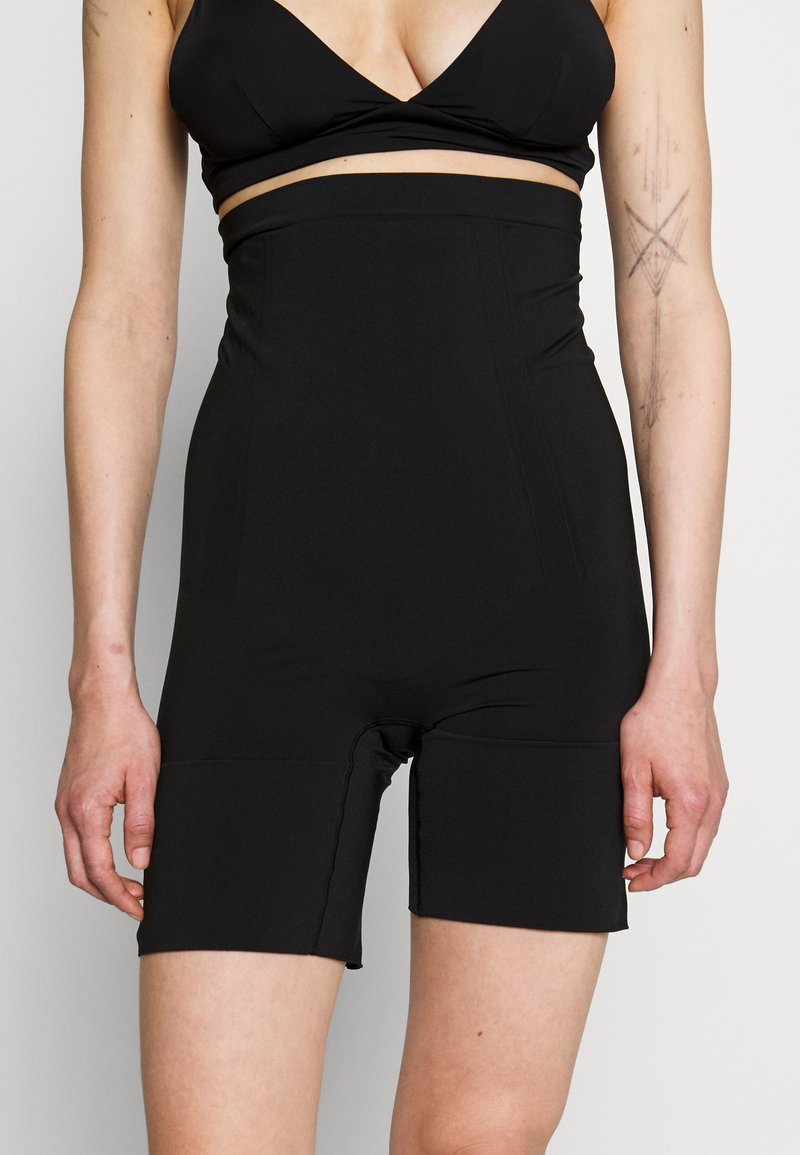 Spanx ONCORE HIGH WAIST MID THIGH SHORT Lingerie sculptante very