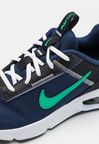 Nike Sportswear AIR MAX INTRLK LITE - Sneakers - midnight navy/stadium green/black/summit white