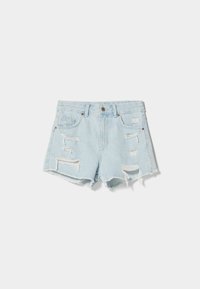 Vaaleansiniset farkkushortsit, joissa useita kuluneita kohtia, rispaantuneet reunat ja klassinen viiden taskun malli pronssinvärisillä yksityiskohdilla.