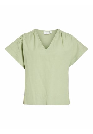 Blusa de manga corta verde claro con escote en V, corte suelto y pliegues sutiles cerca de las costuras de los hombros.