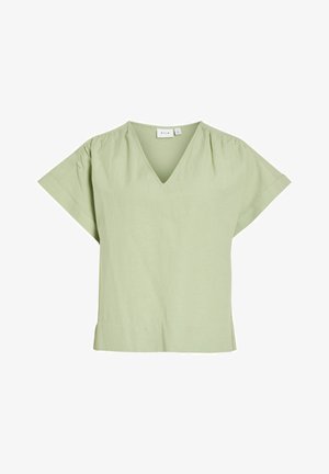 Blusa de manga corta verde claro con escote en V, corte suelto y pliegues sutiles cerca de las costuras de los hombros.