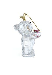 Tydlig kristallbjörnfigur med fasetterad yta, guldtonade accenter, som håller ett litet lila hjärtformat föremål. Slät textur, upprätt hållning.